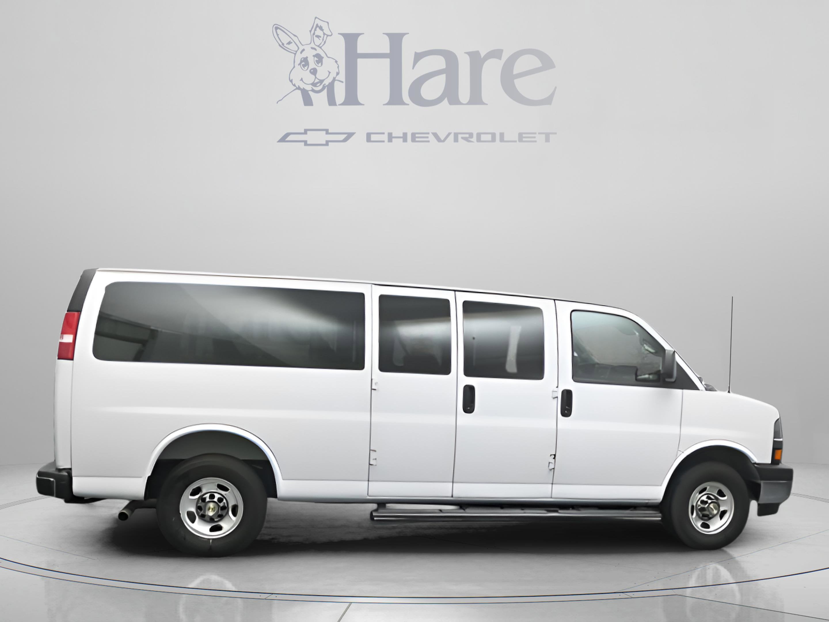 2025 Chevrolet Express Passenger 1LT