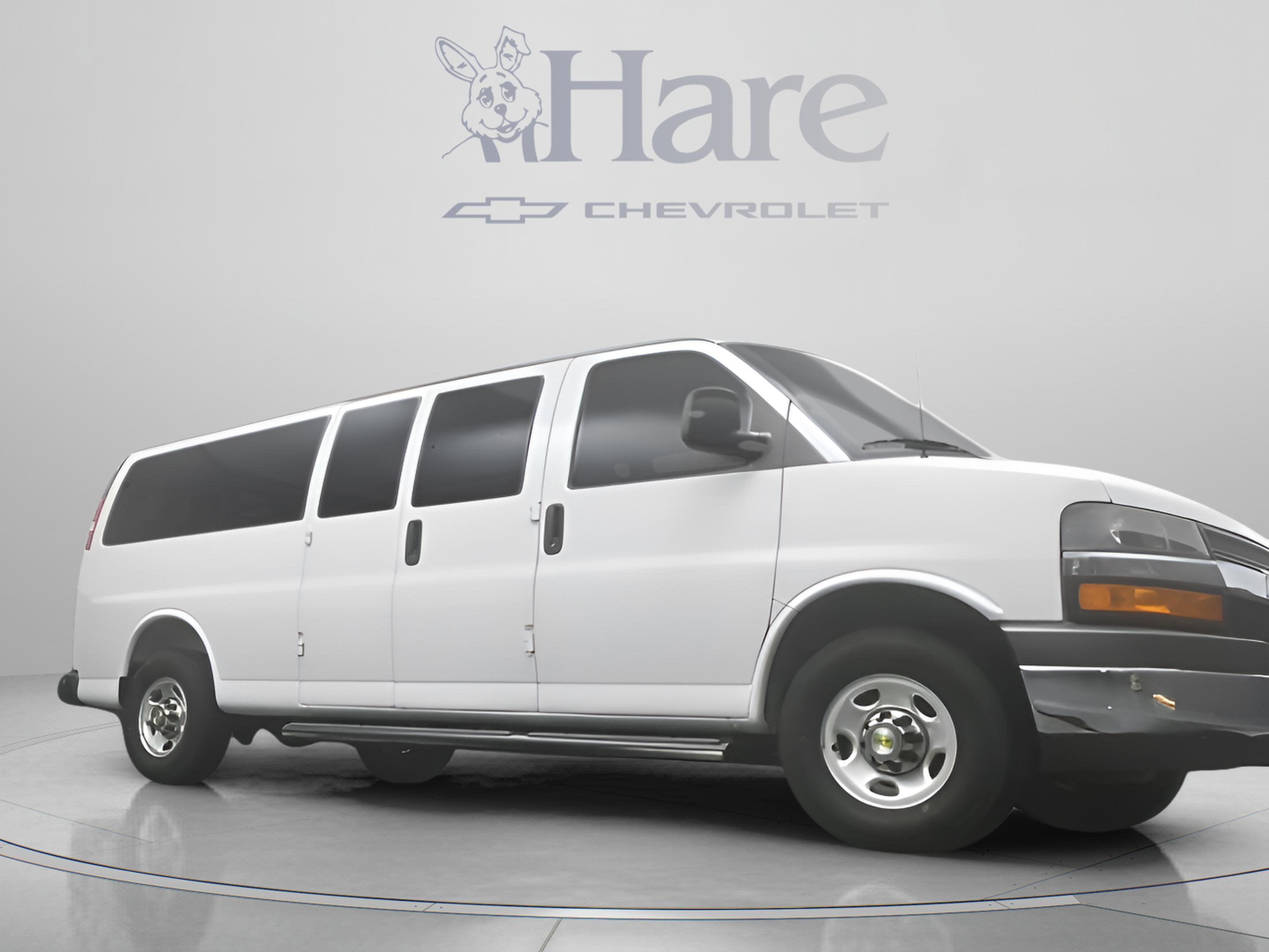 2025 Chevrolet Express Passenger 1LT