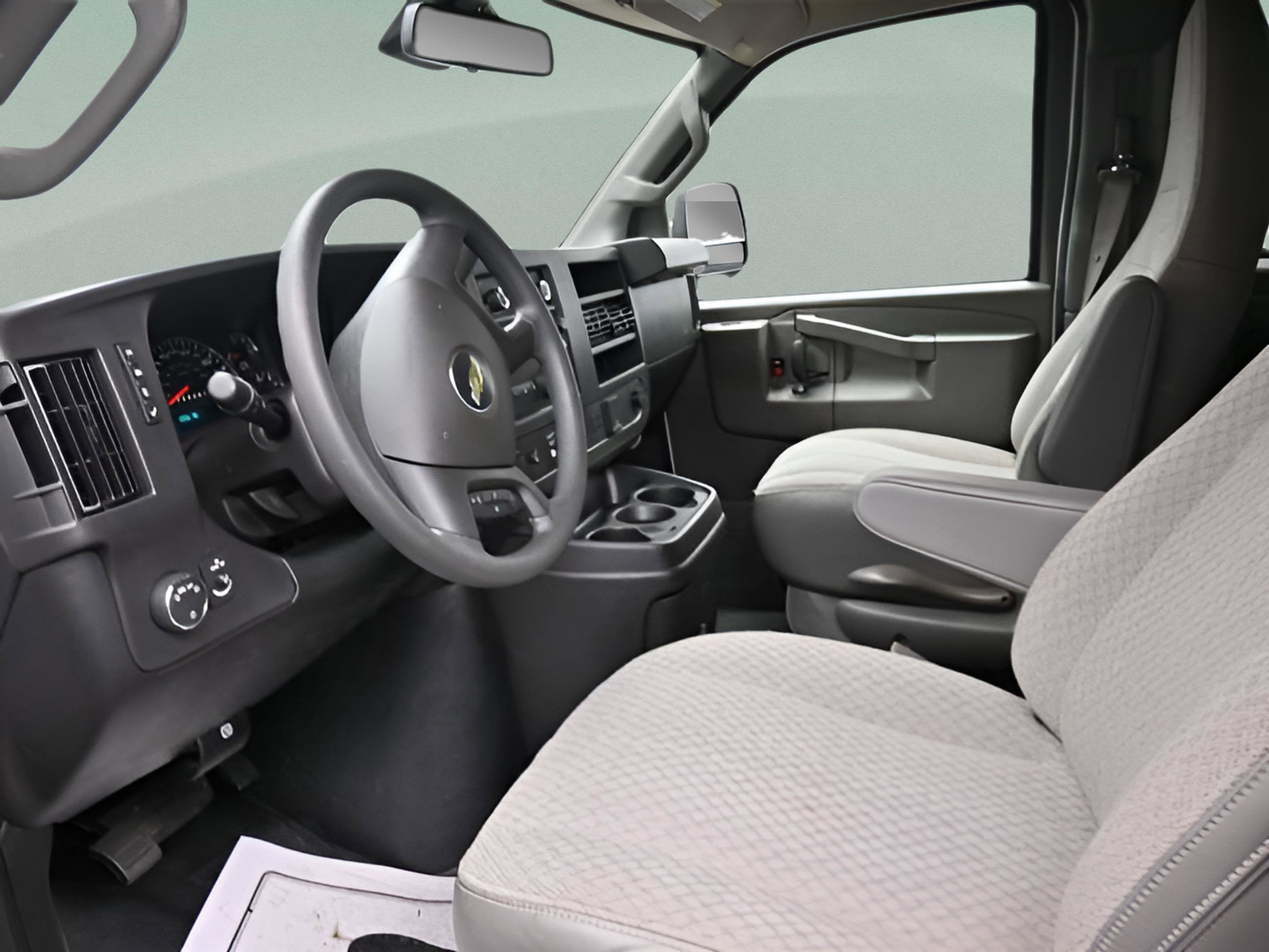 2025 Chevrolet Express Passenger 1LT