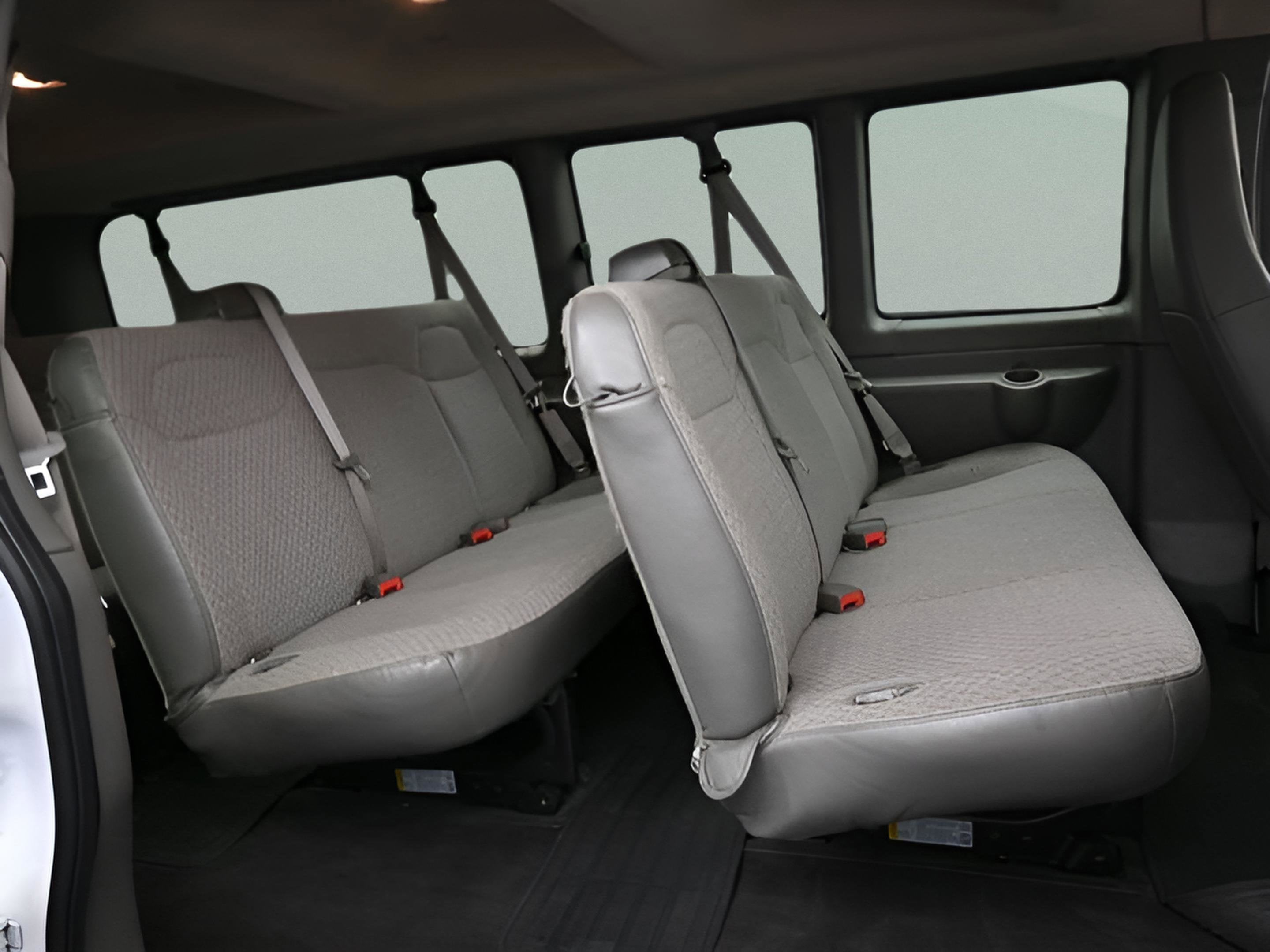 2025 Chevrolet Express Passenger 1LT