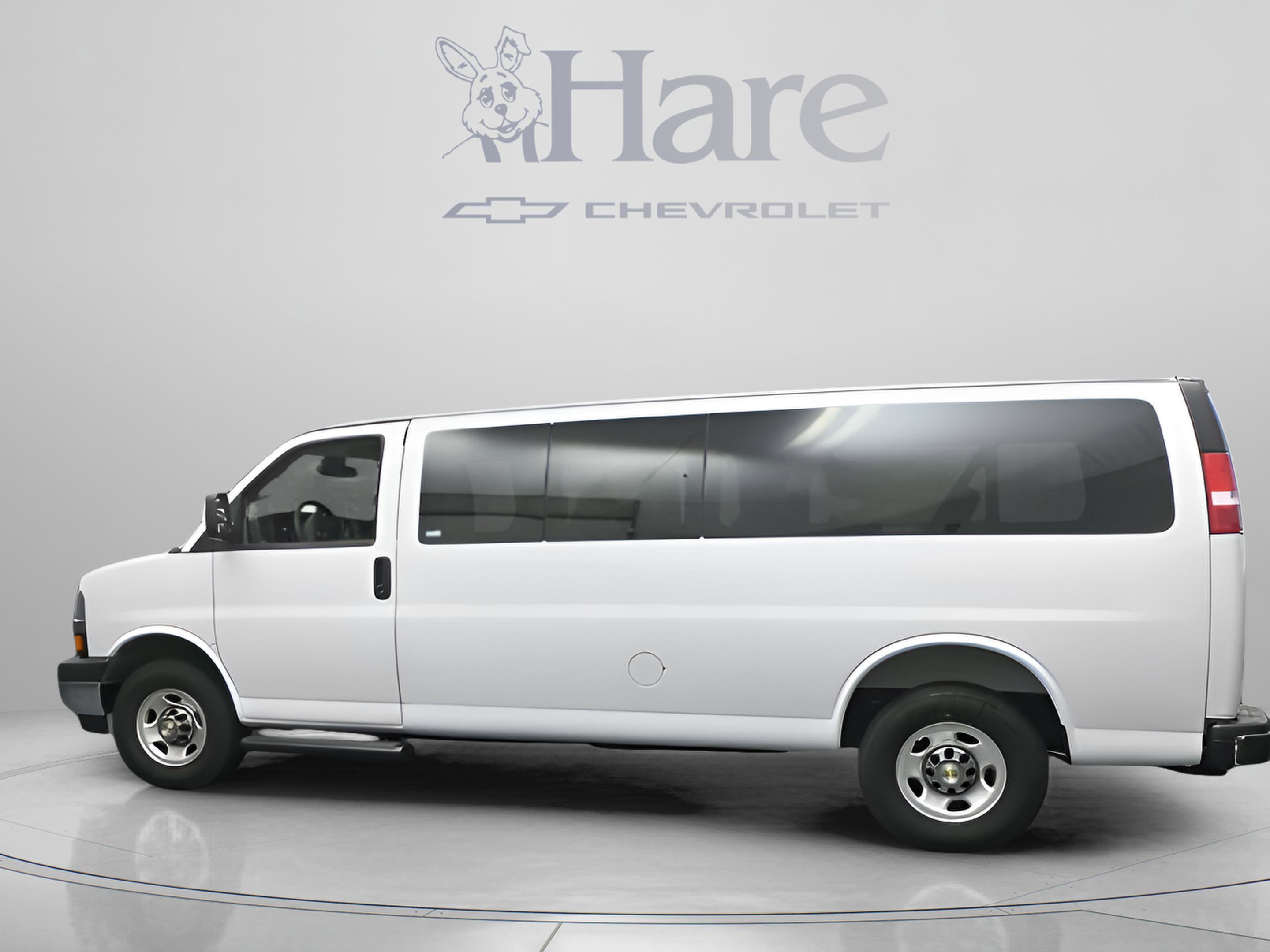 2025 Chevrolet Express Passenger 1LT