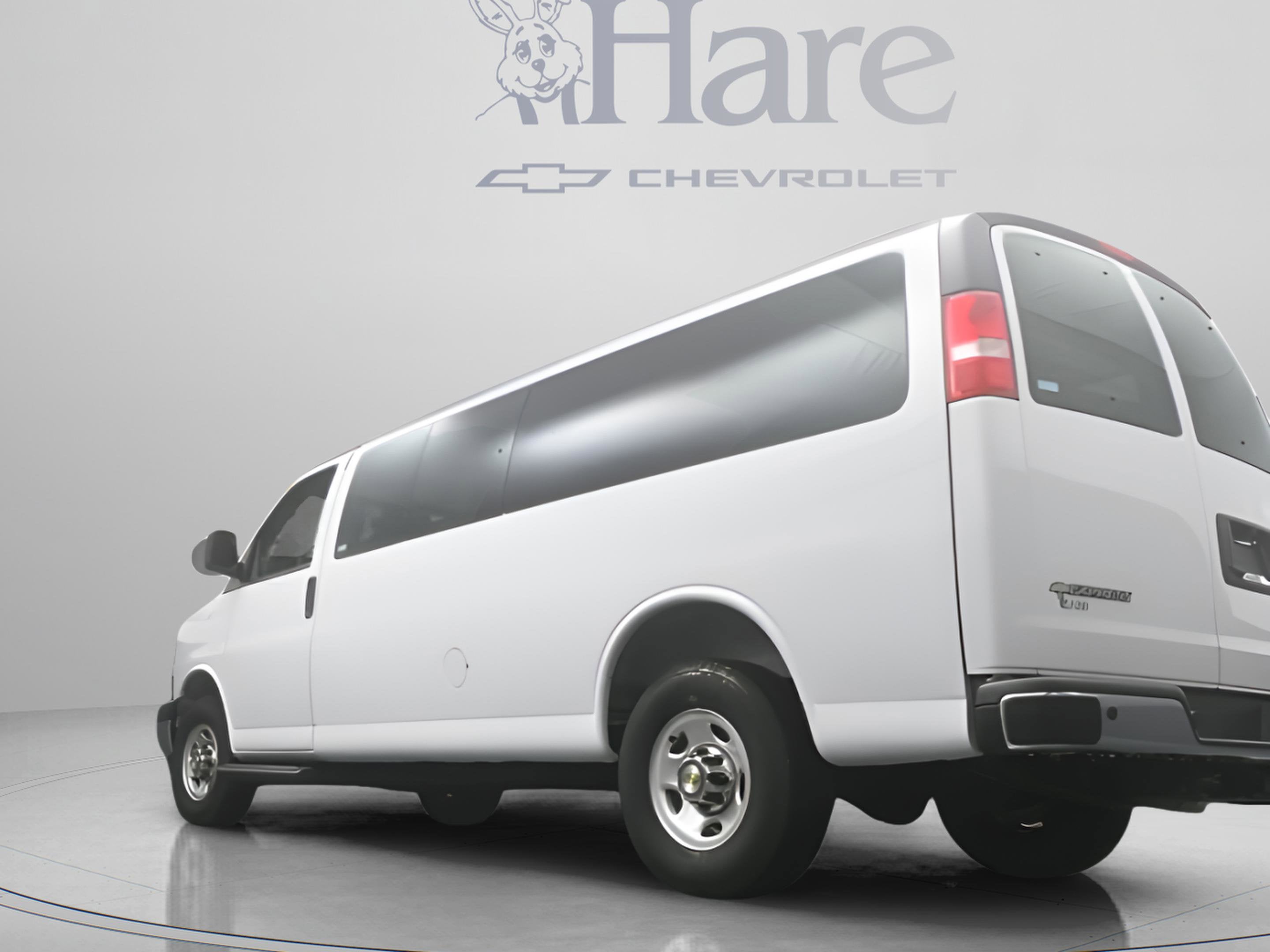2025 Chevrolet Express Passenger 1LT