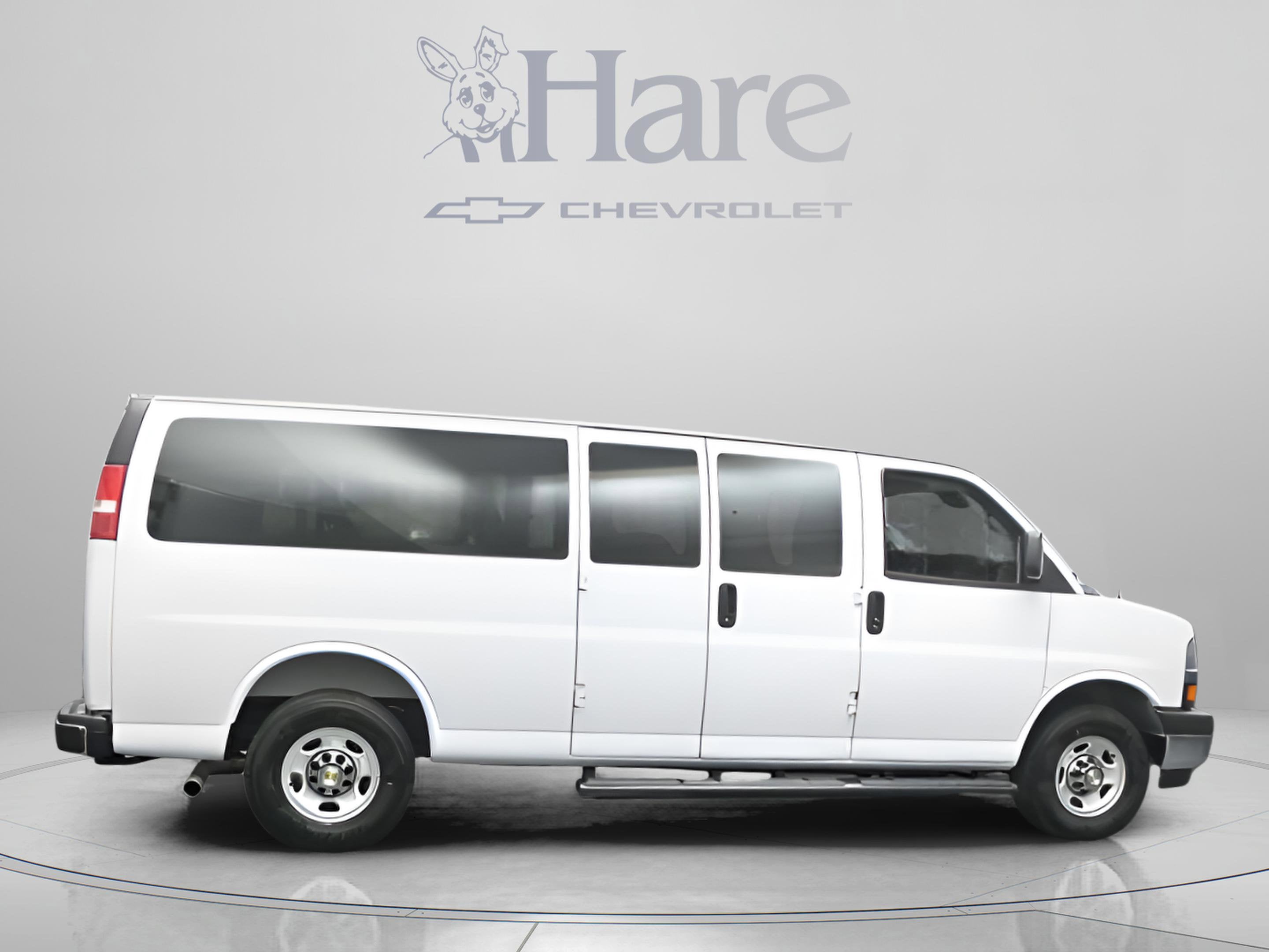 2025 Chevrolet Express Passenger 1LT
