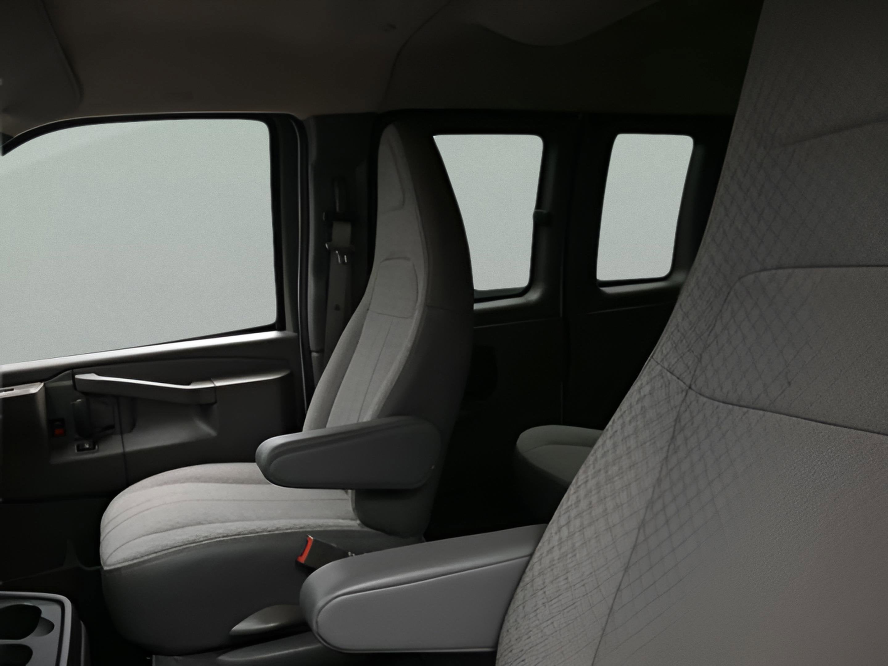 2025 Chevrolet Express Passenger 1LT