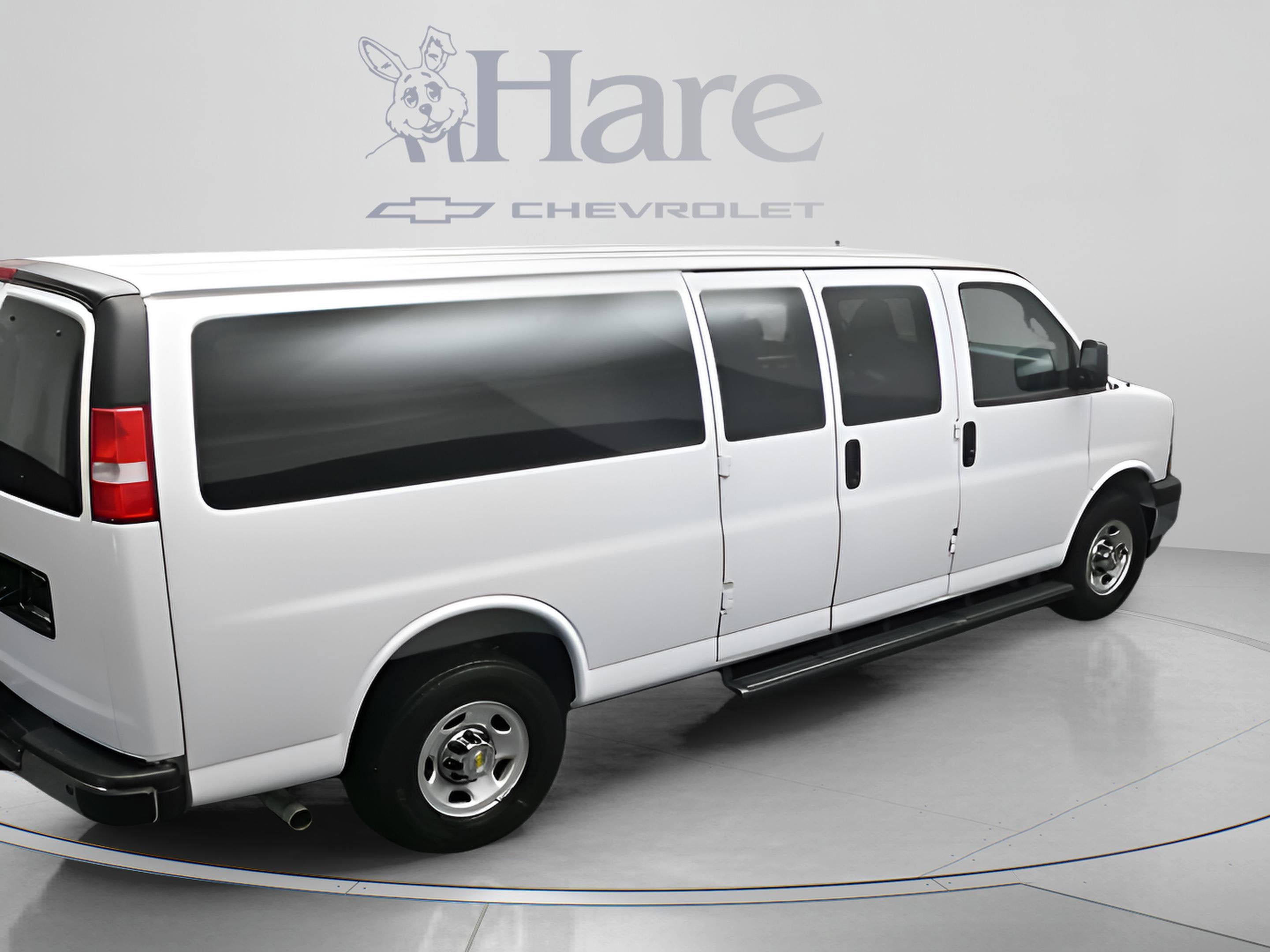 2025 Chevrolet Express Passenger 1LT