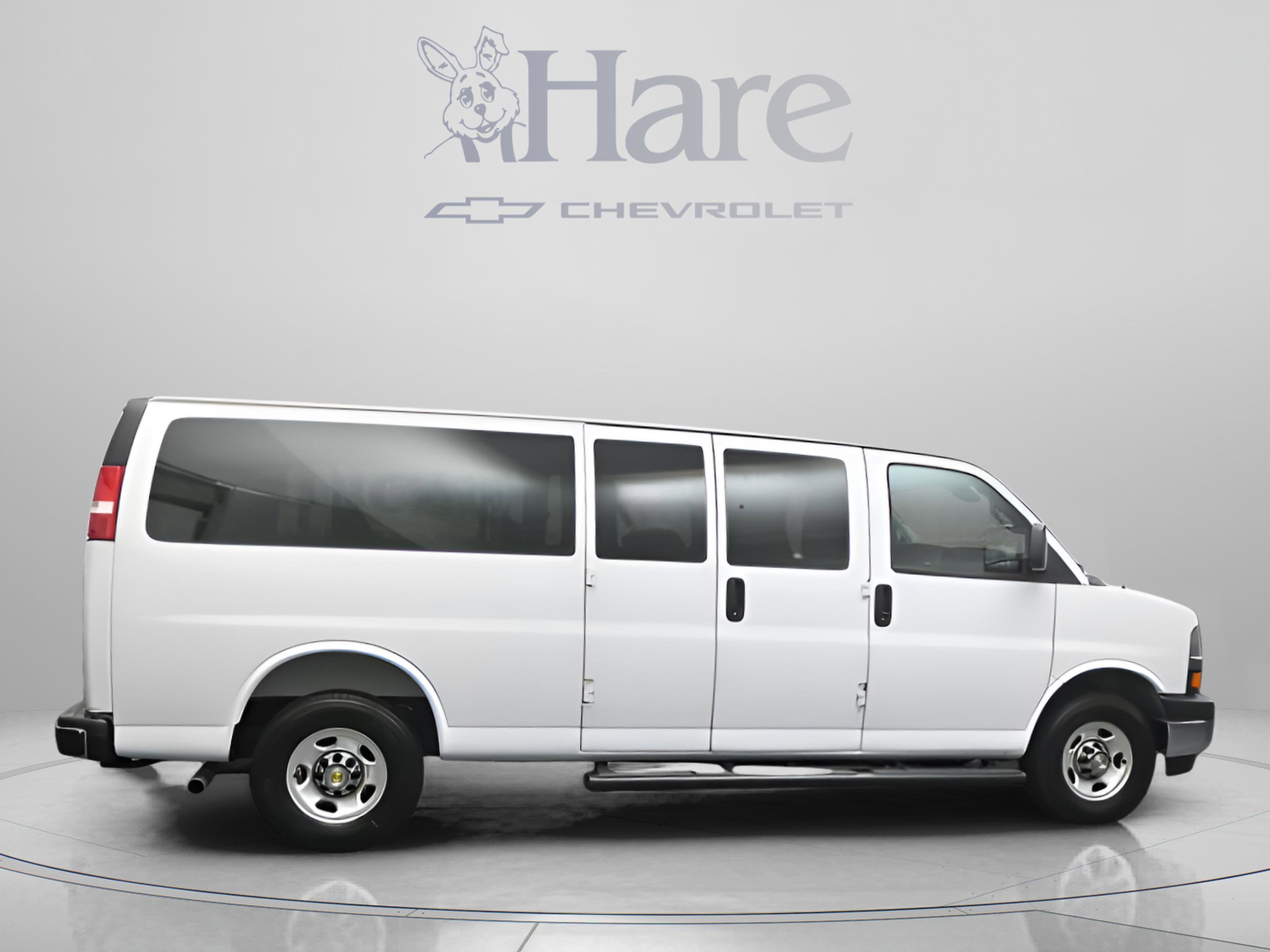 2025 Chevrolet Express Passenger 1LT
