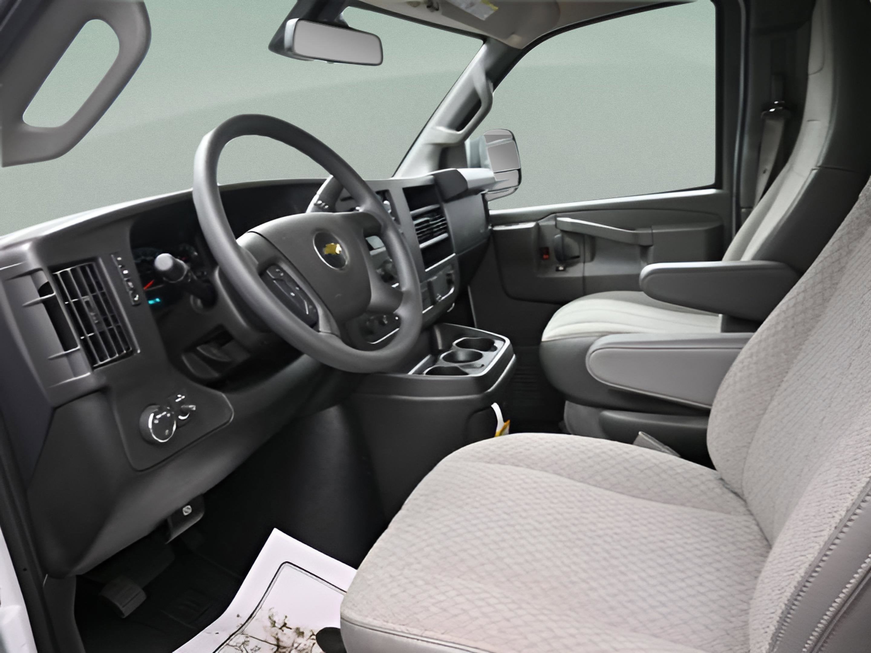 2025 Chevrolet Express Passenger 1LT