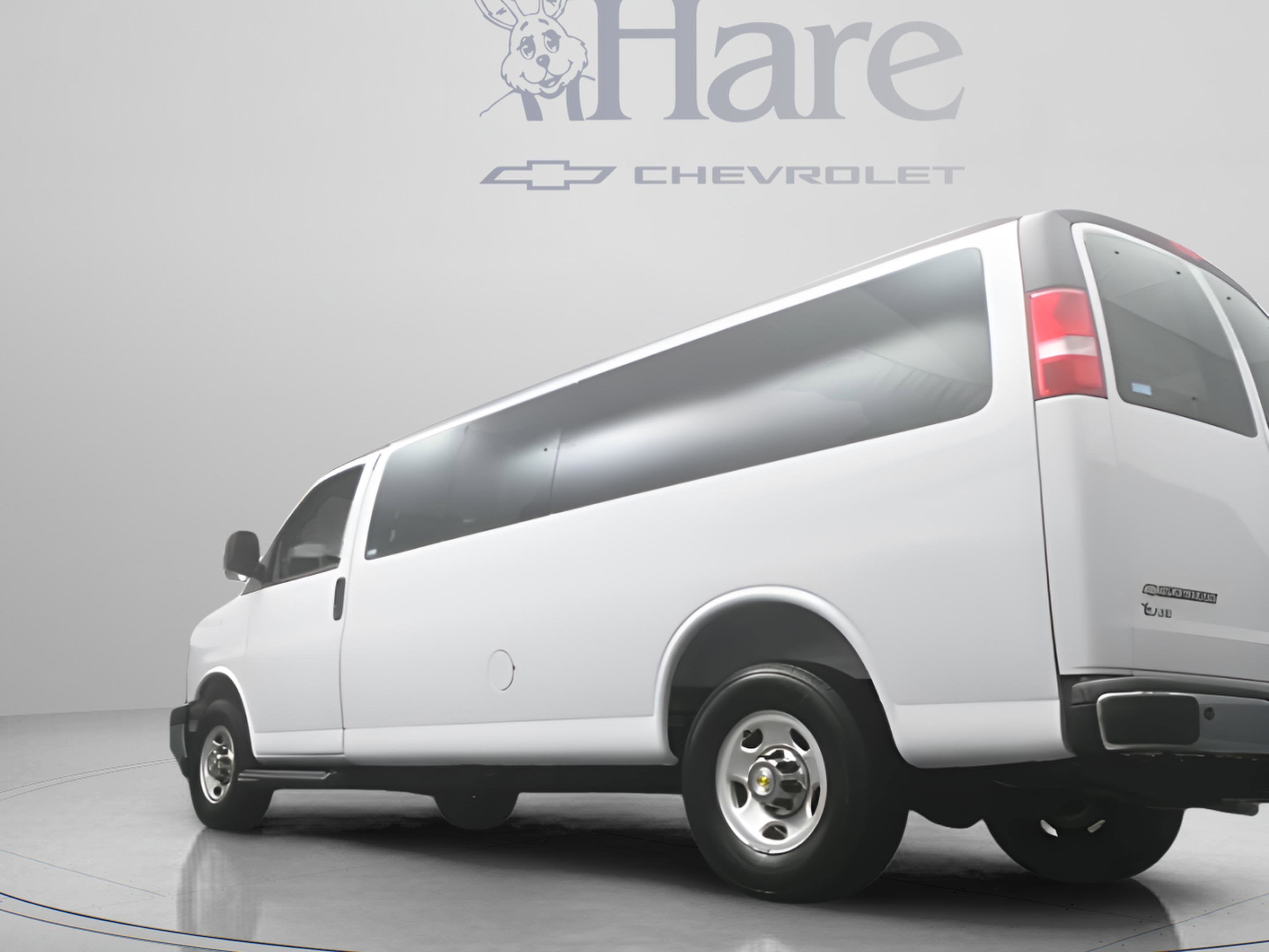 2025 Chevrolet Express Passenger 1LT