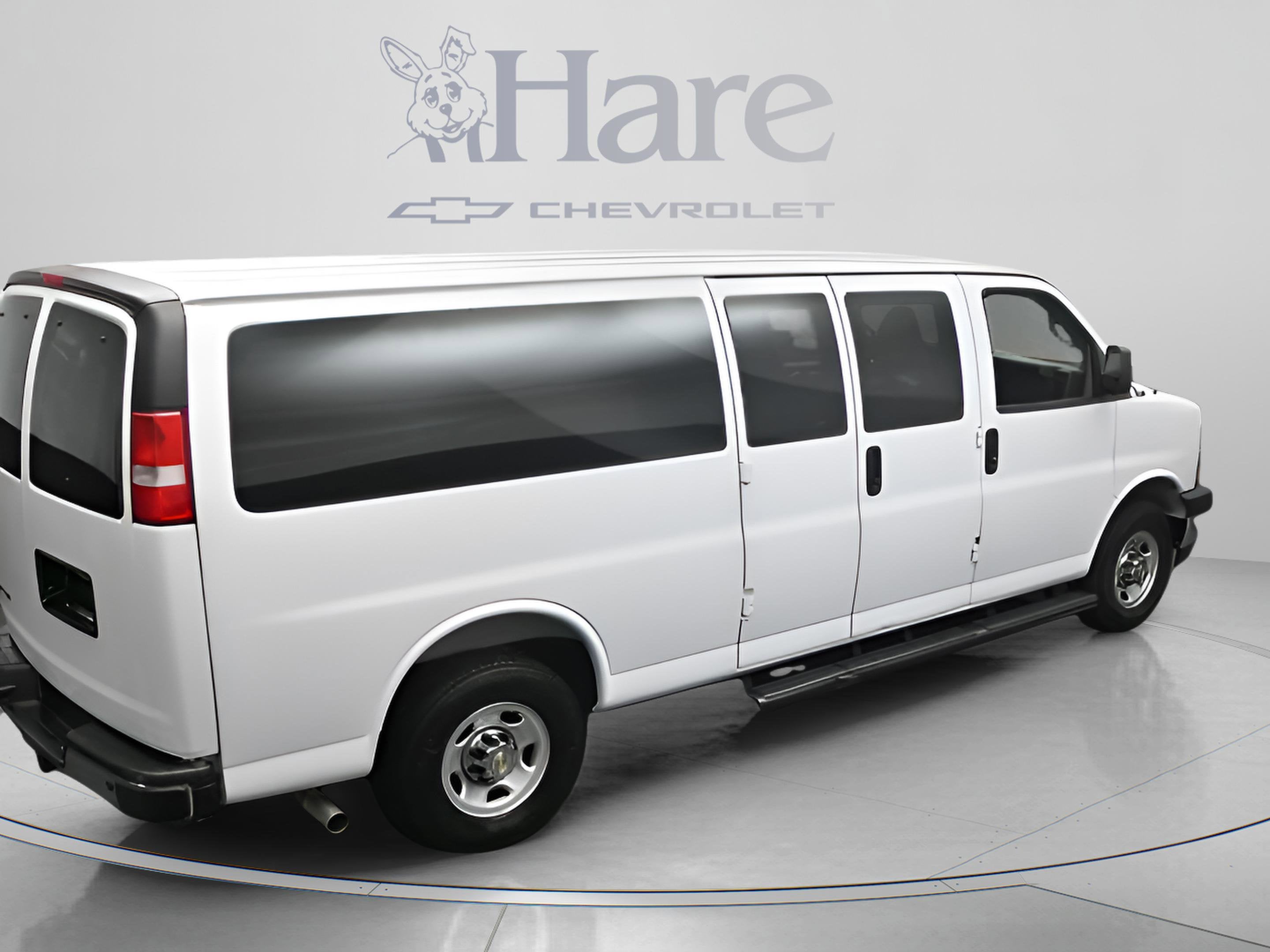 2025 Chevrolet Express Passenger 1LT