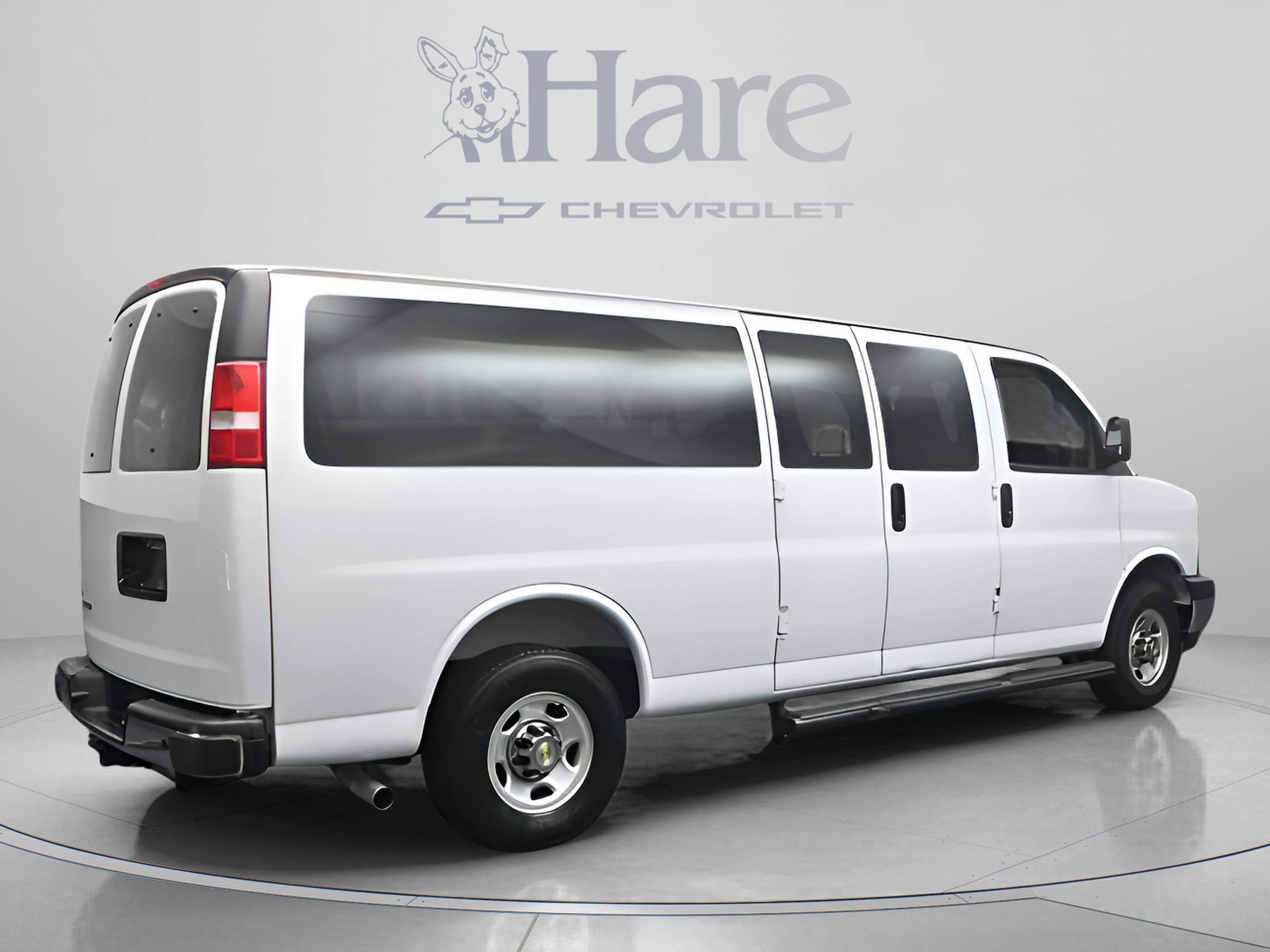 2025 Chevrolet Express Passenger 1LT
