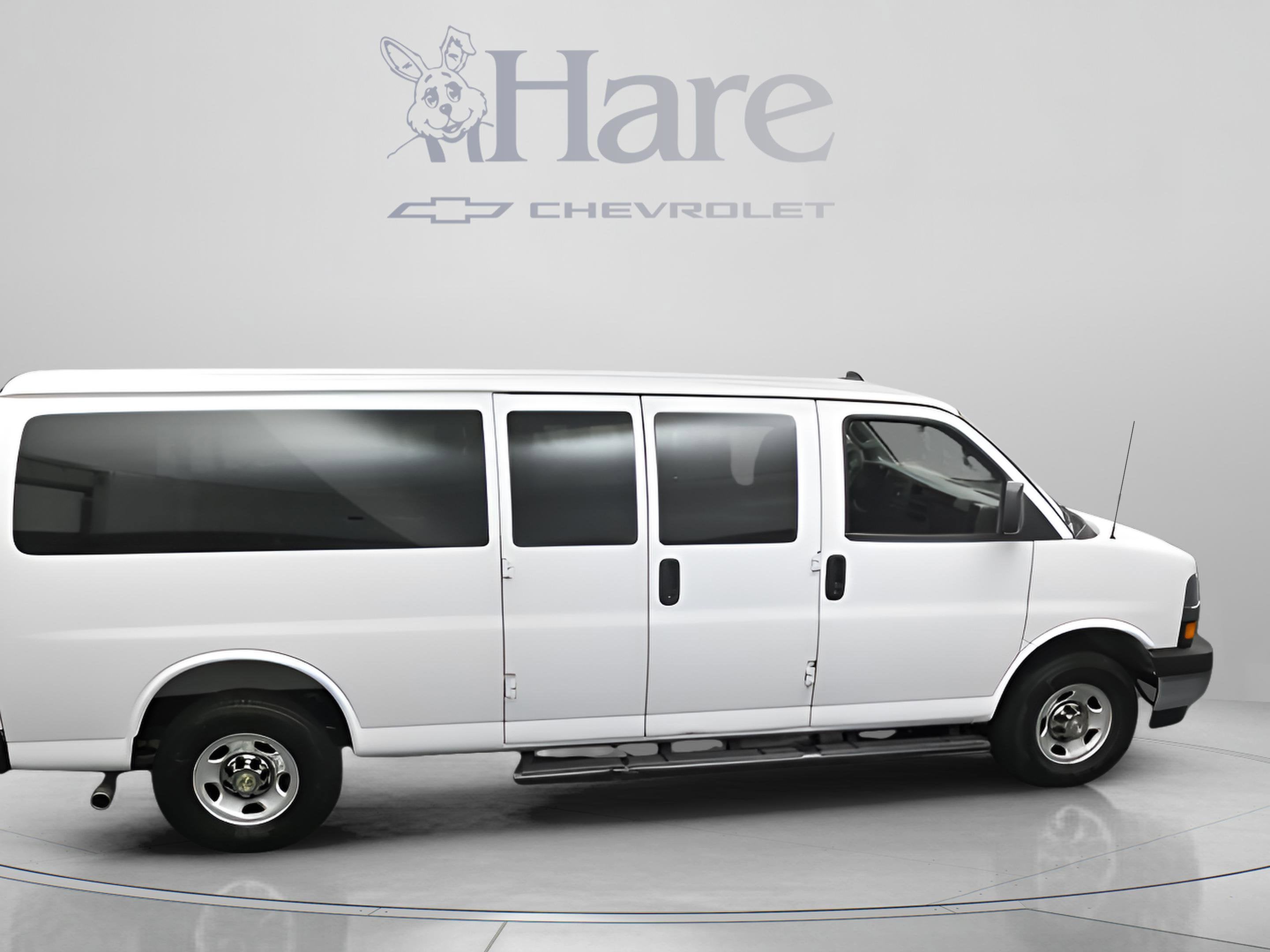 2025 Chevrolet Express Passenger 1LT