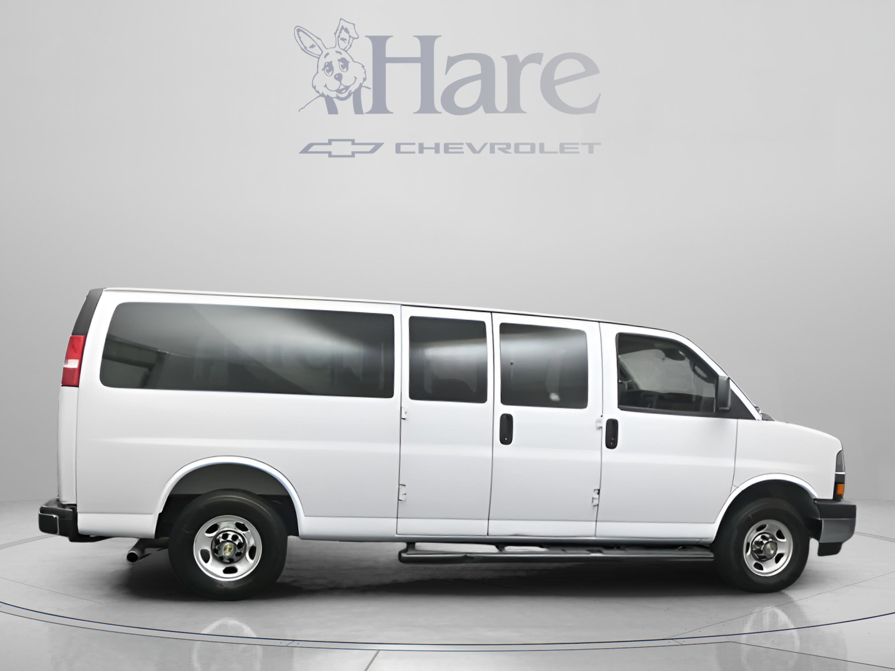 2025 Chevrolet Express Passenger 1LT