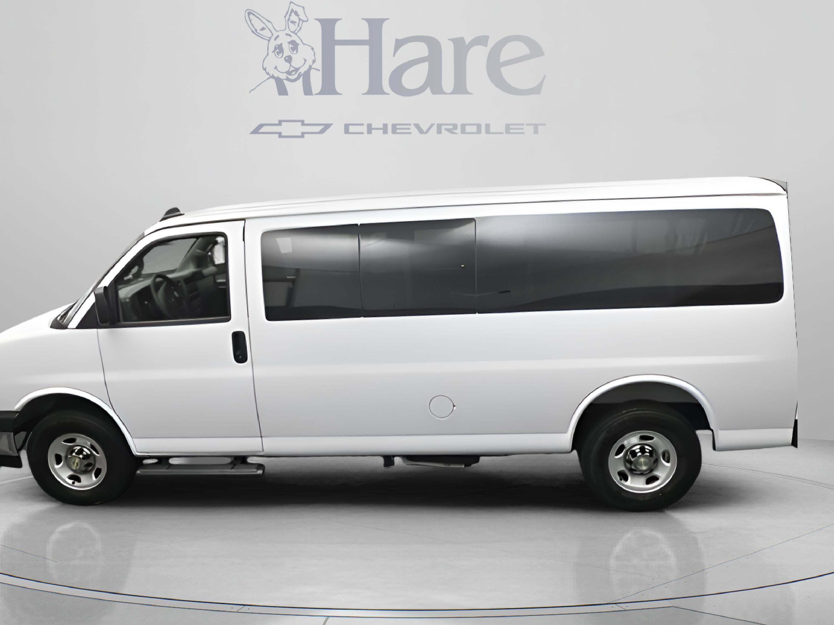 2025 Chevrolet Express Passenger 1LT