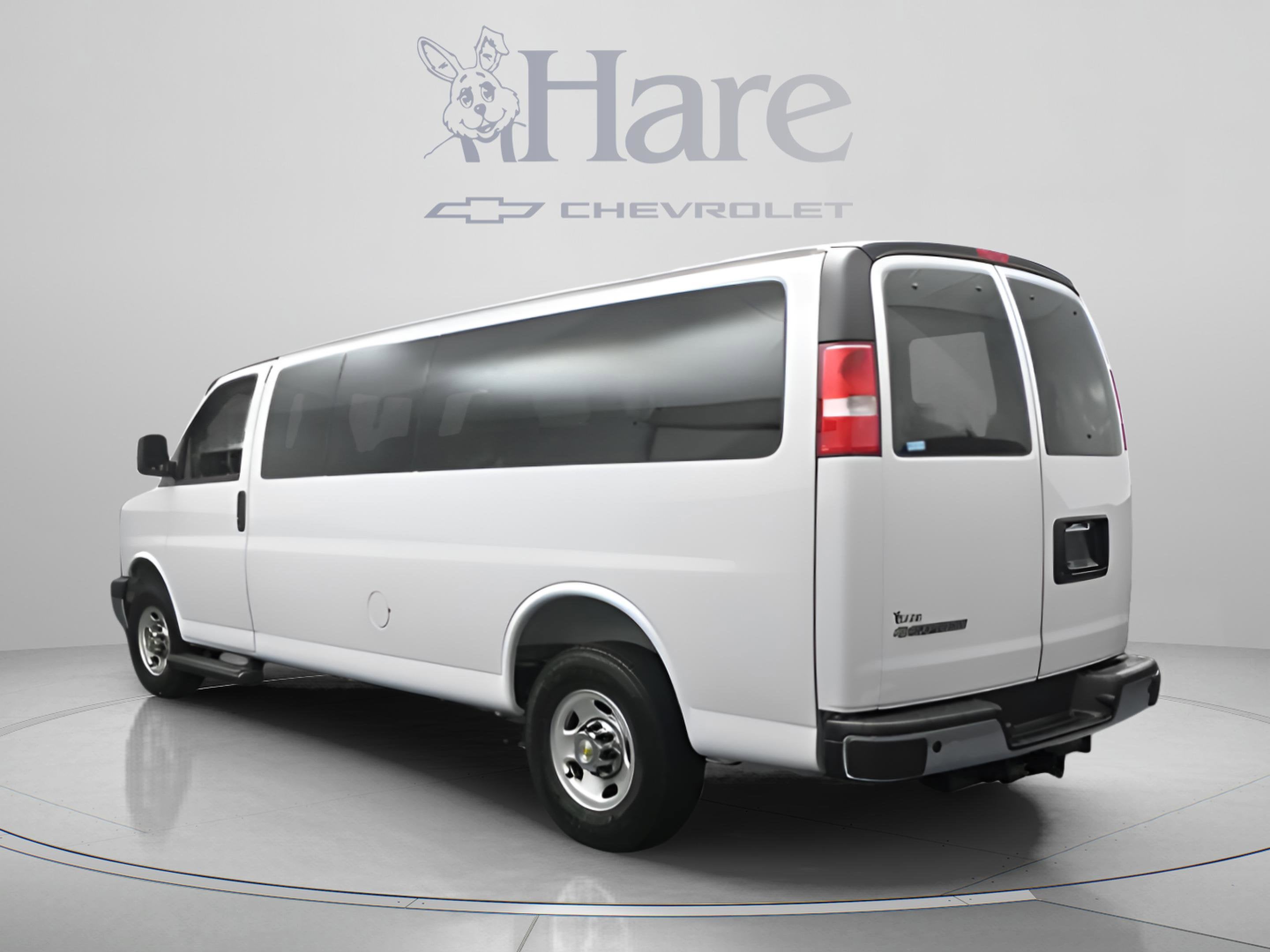 2025 Chevrolet Express Passenger 1LT