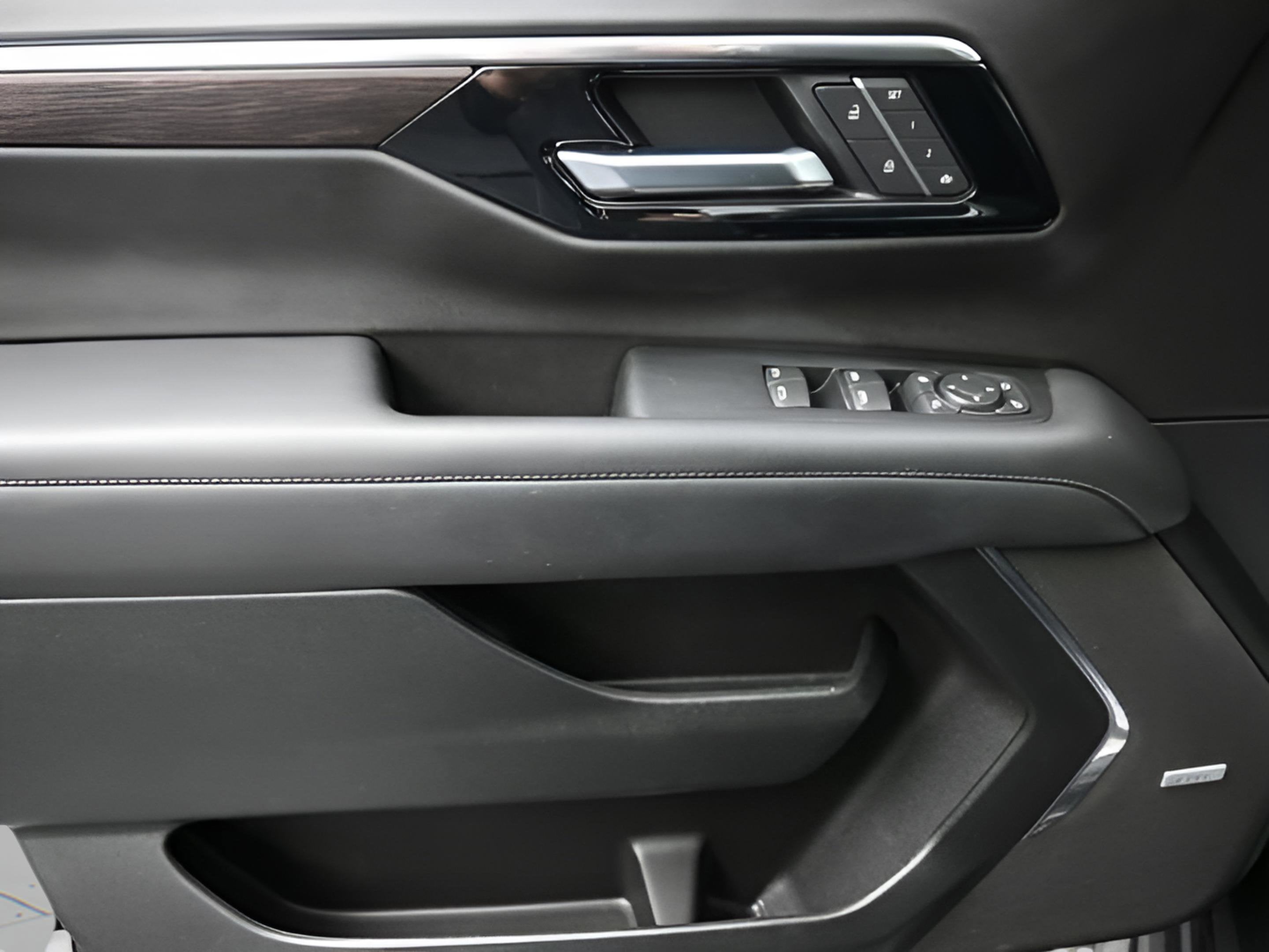 2025 Chevrolet Suburban LT