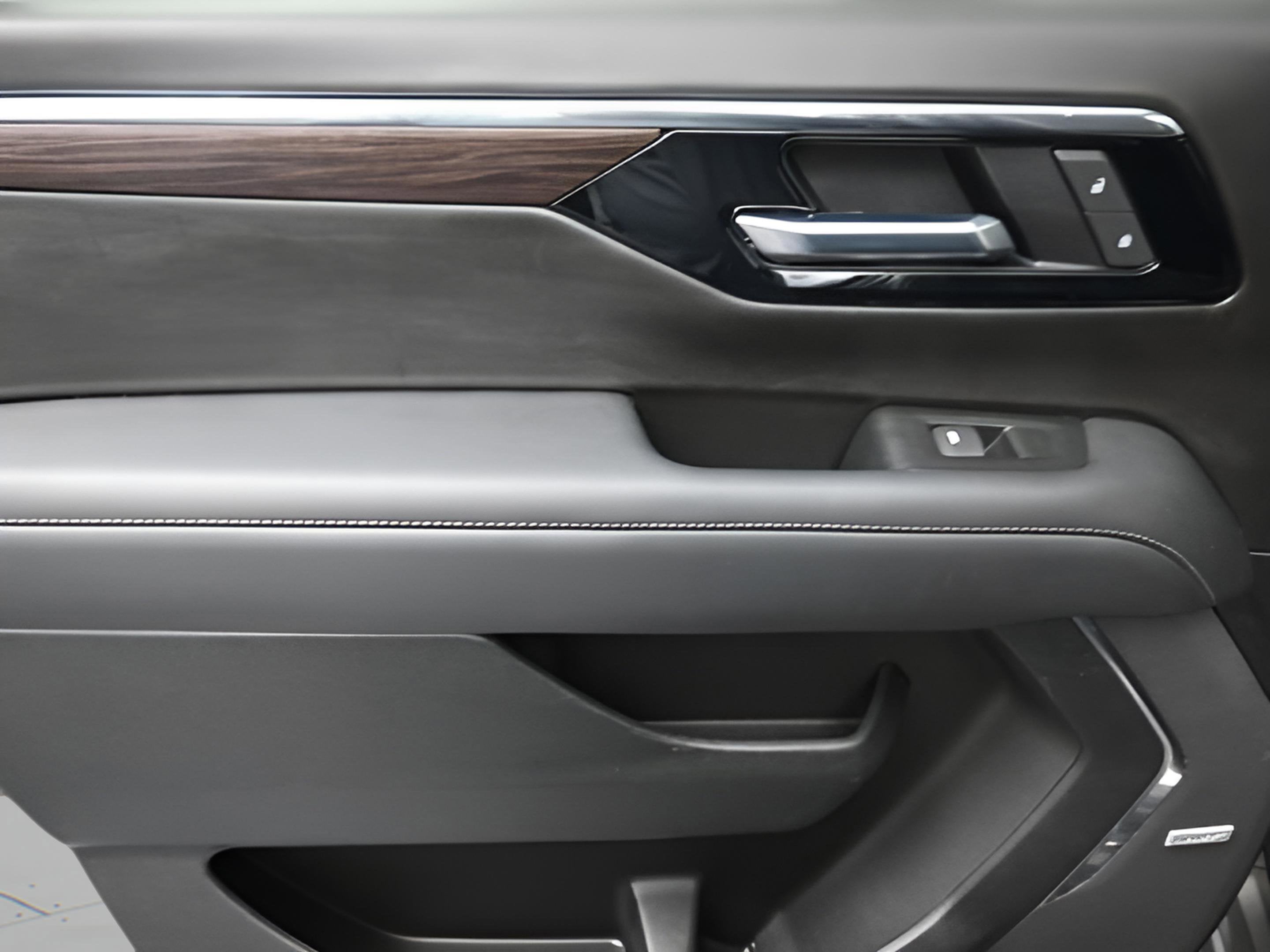 2025 Chevrolet Suburban LT