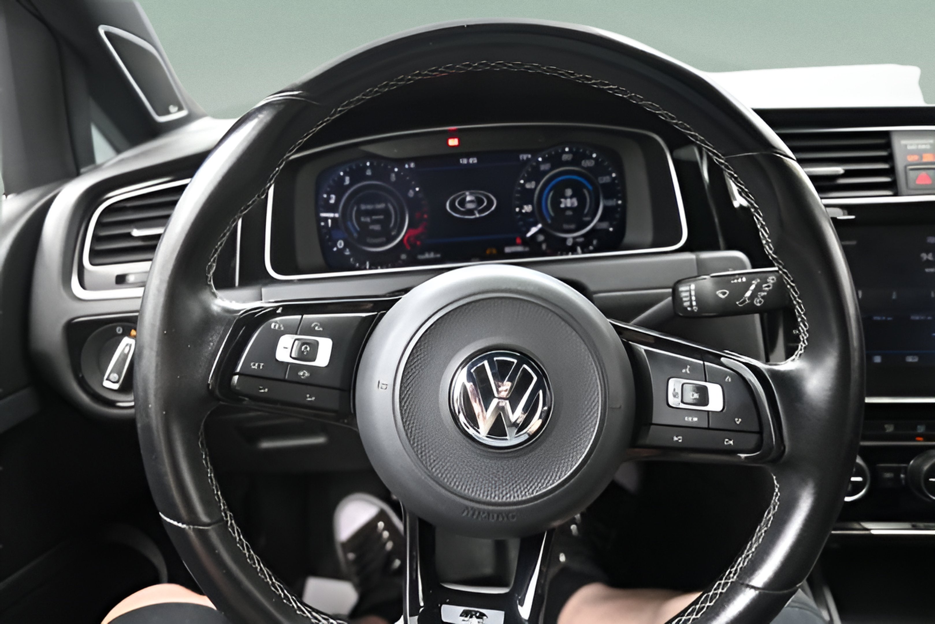 2019 Volkswagen Golf R 2.0T w/DCC & Navigation
