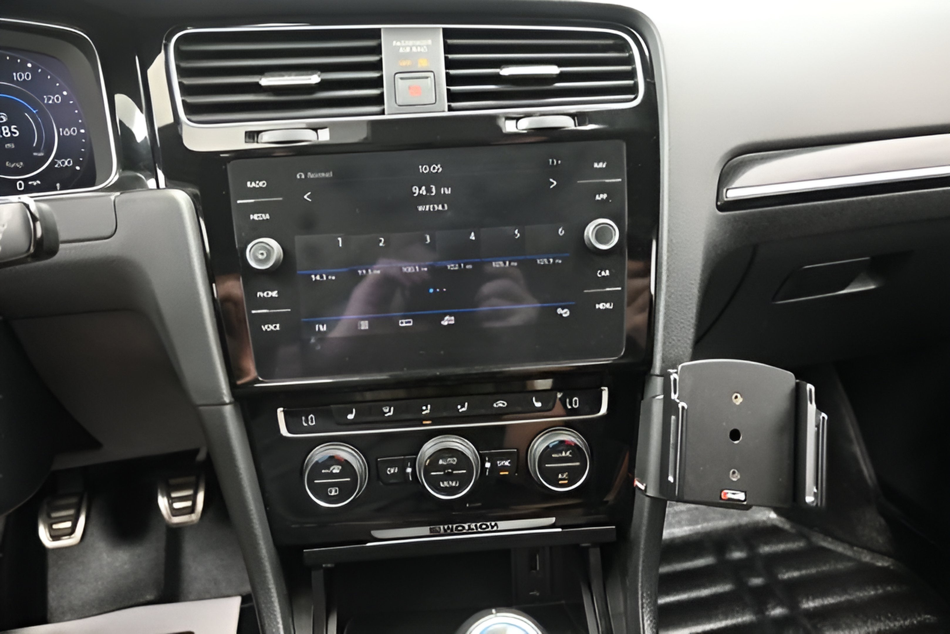 2019 Volkswagen Golf R 2.0T w/DCC & Navigation