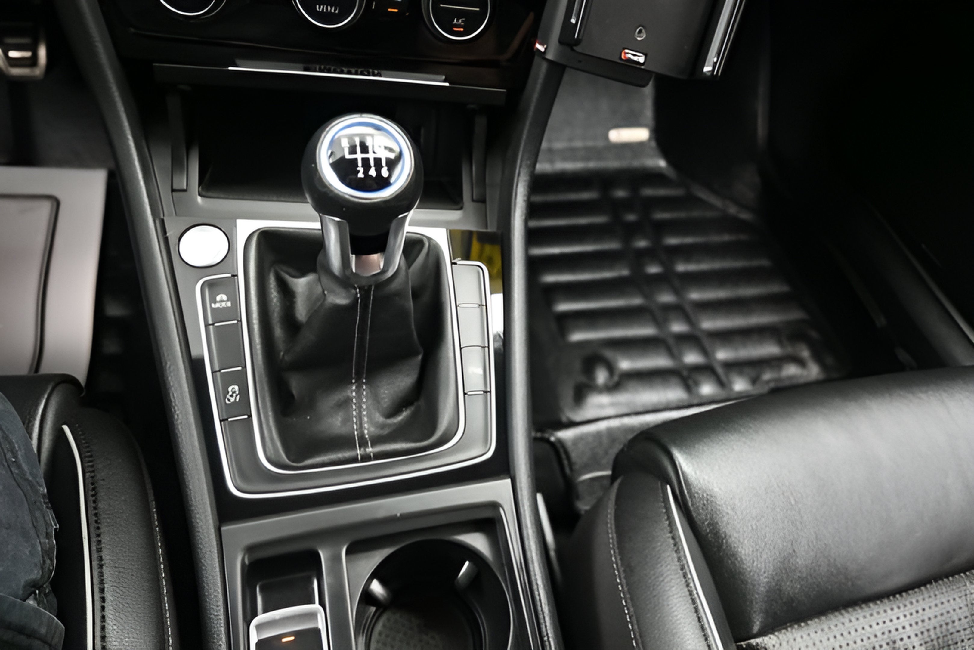 2019 Volkswagen Golf R 2.0T w/DCC & Navigation