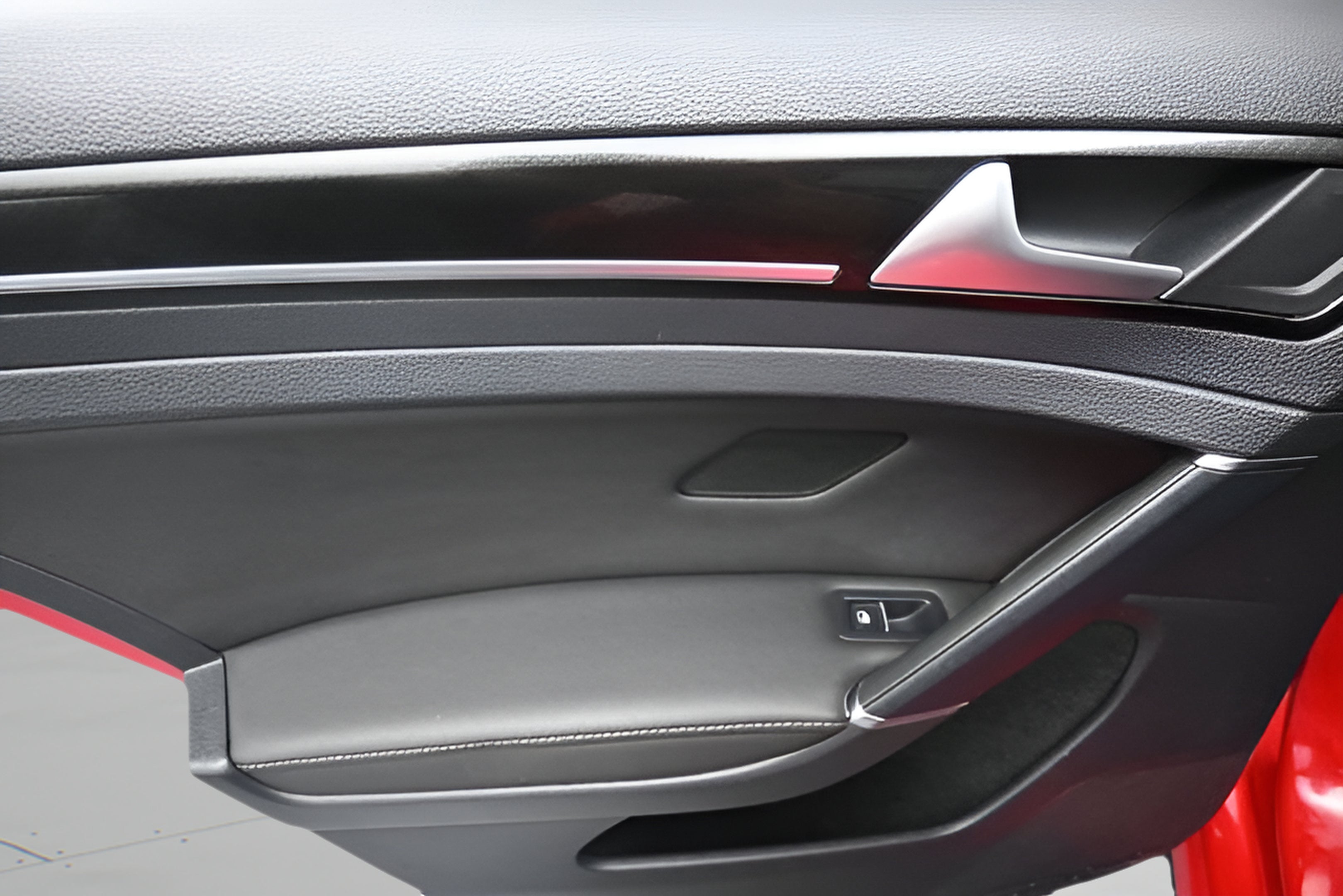 2019 Volkswagen Golf R 2.0T w/DCC & Navigation