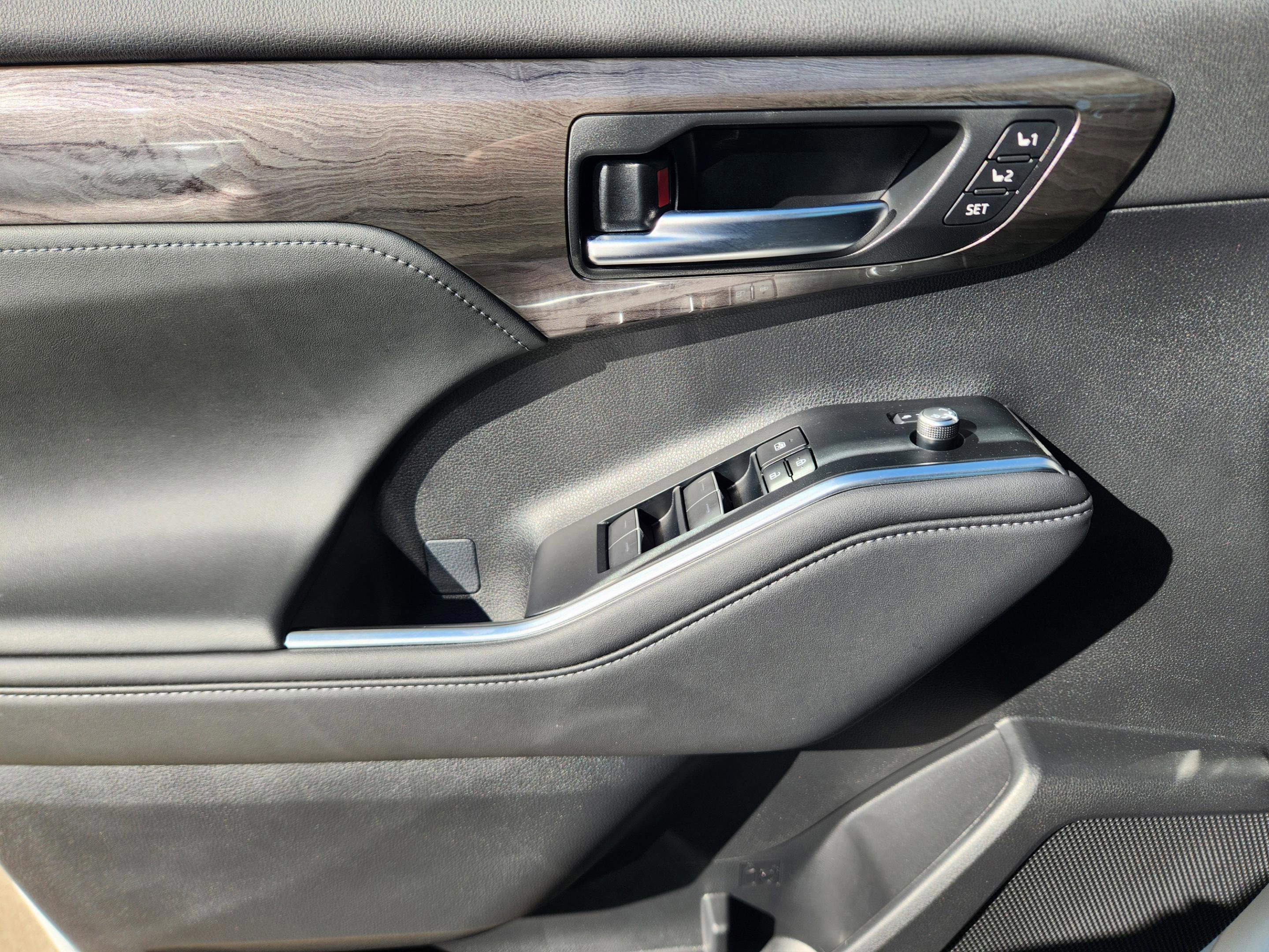 2025 Toyota Highlander Hybrid Platinum