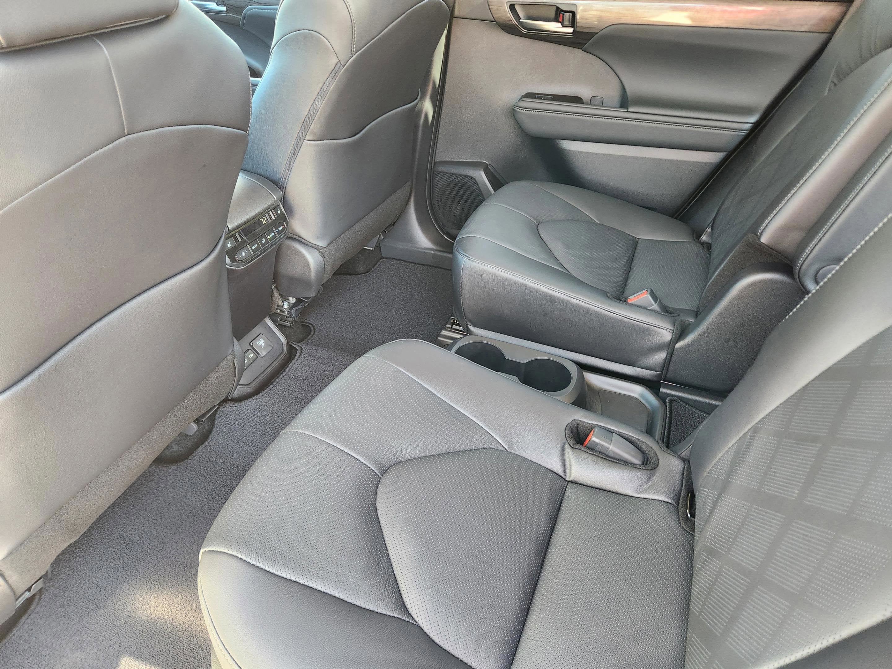 2025 Toyota Highlander Hybrid Platinum