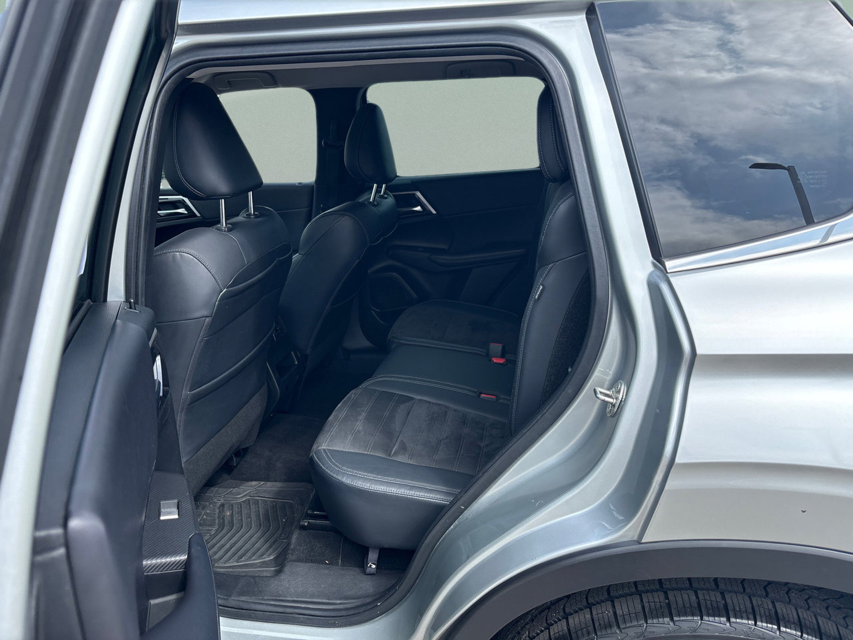2023 Mitsubishi Outlander SE