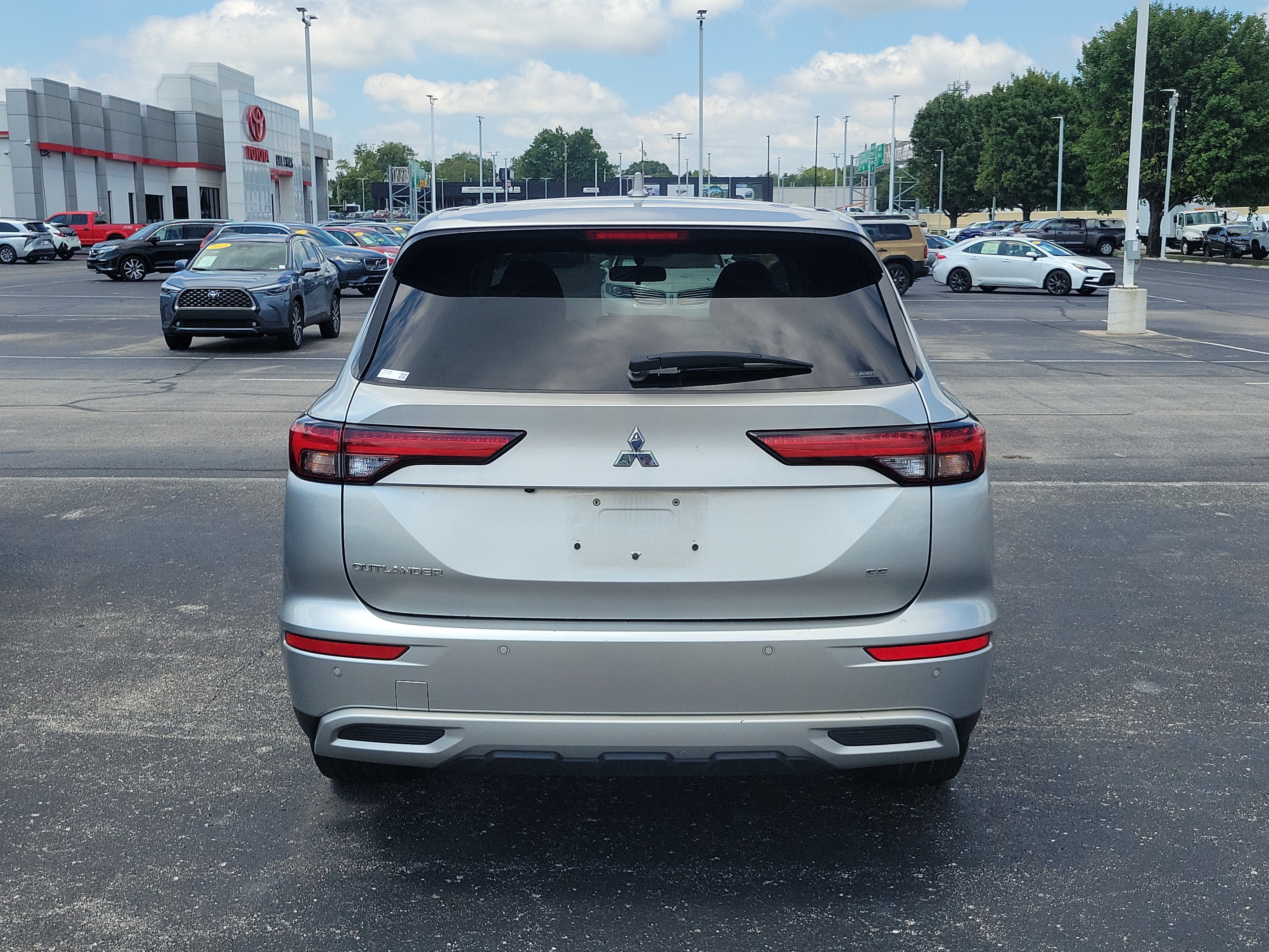 2023 Mitsubishi Outlander SE
