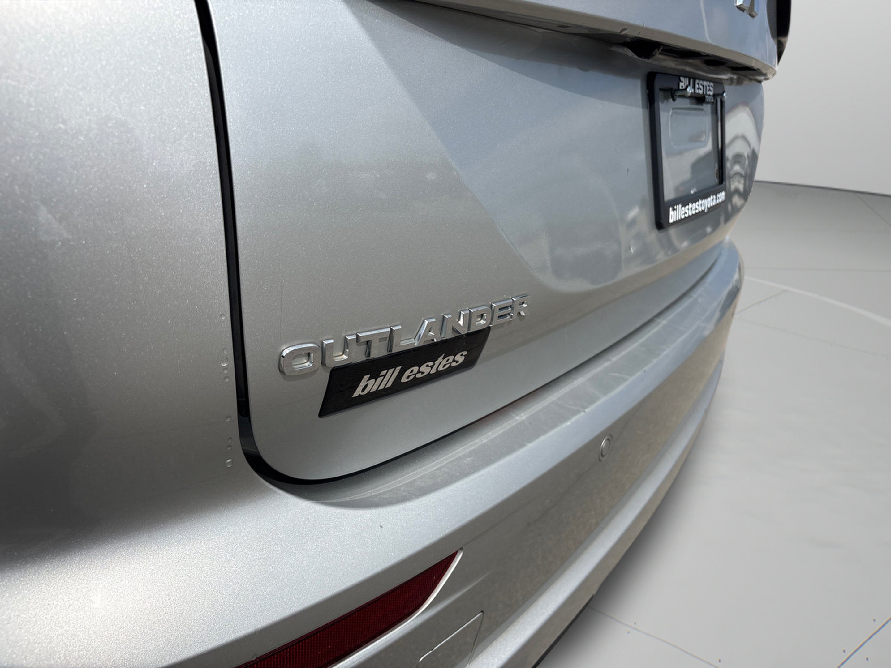 2023 Mitsubishi Outlander SE