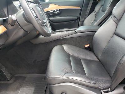 2021 Volvo XC90 Momentum