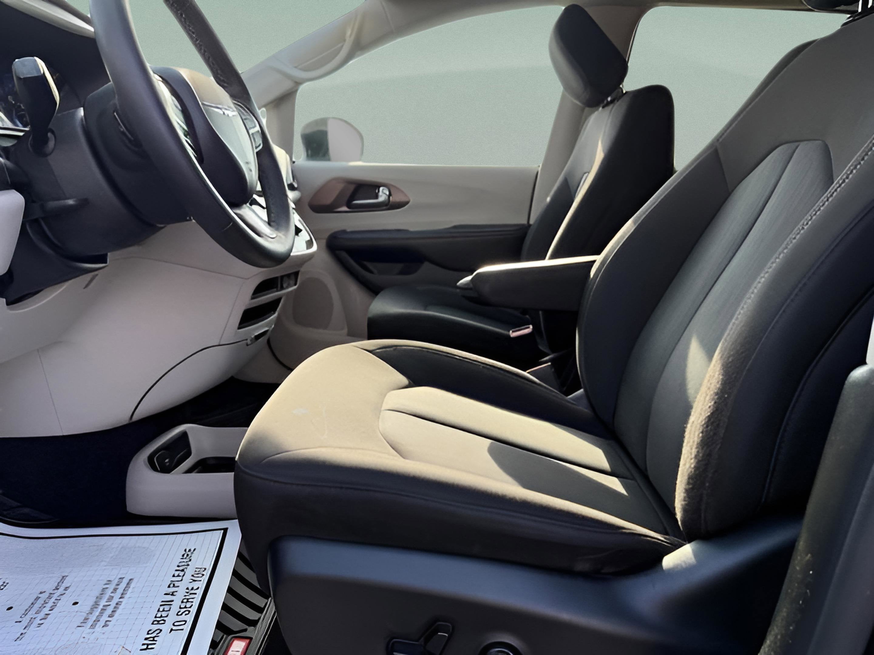 2022 Chrysler Voyager LX