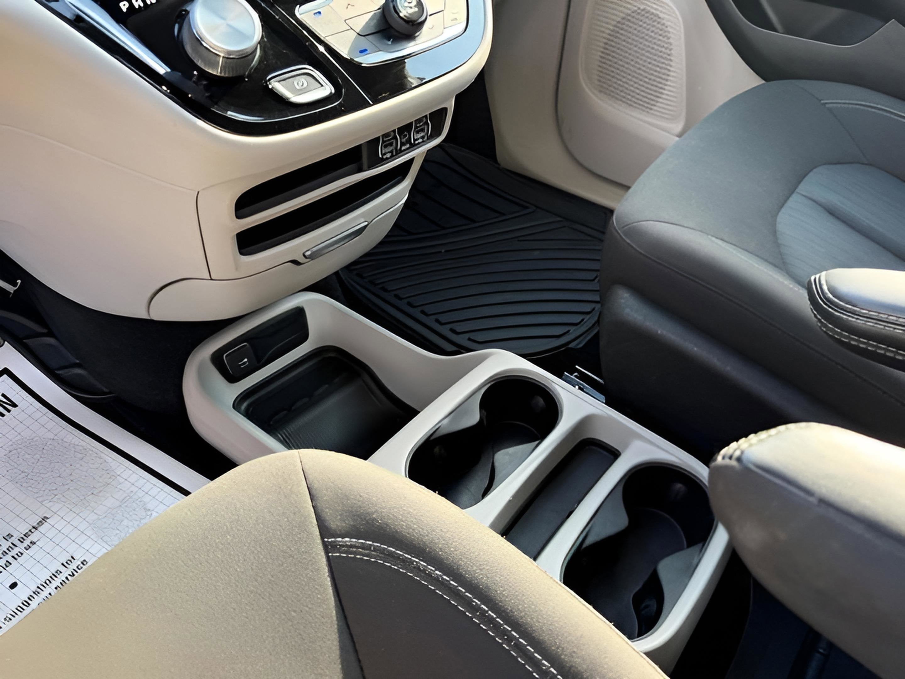 2022 Chrysler Voyager LX
