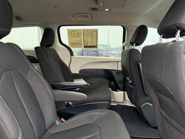 2020 Chrysler Voyager LX