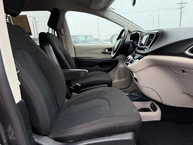 2020 Chrysler Voyager LX