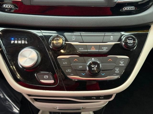 2020 Chrysler Voyager LX