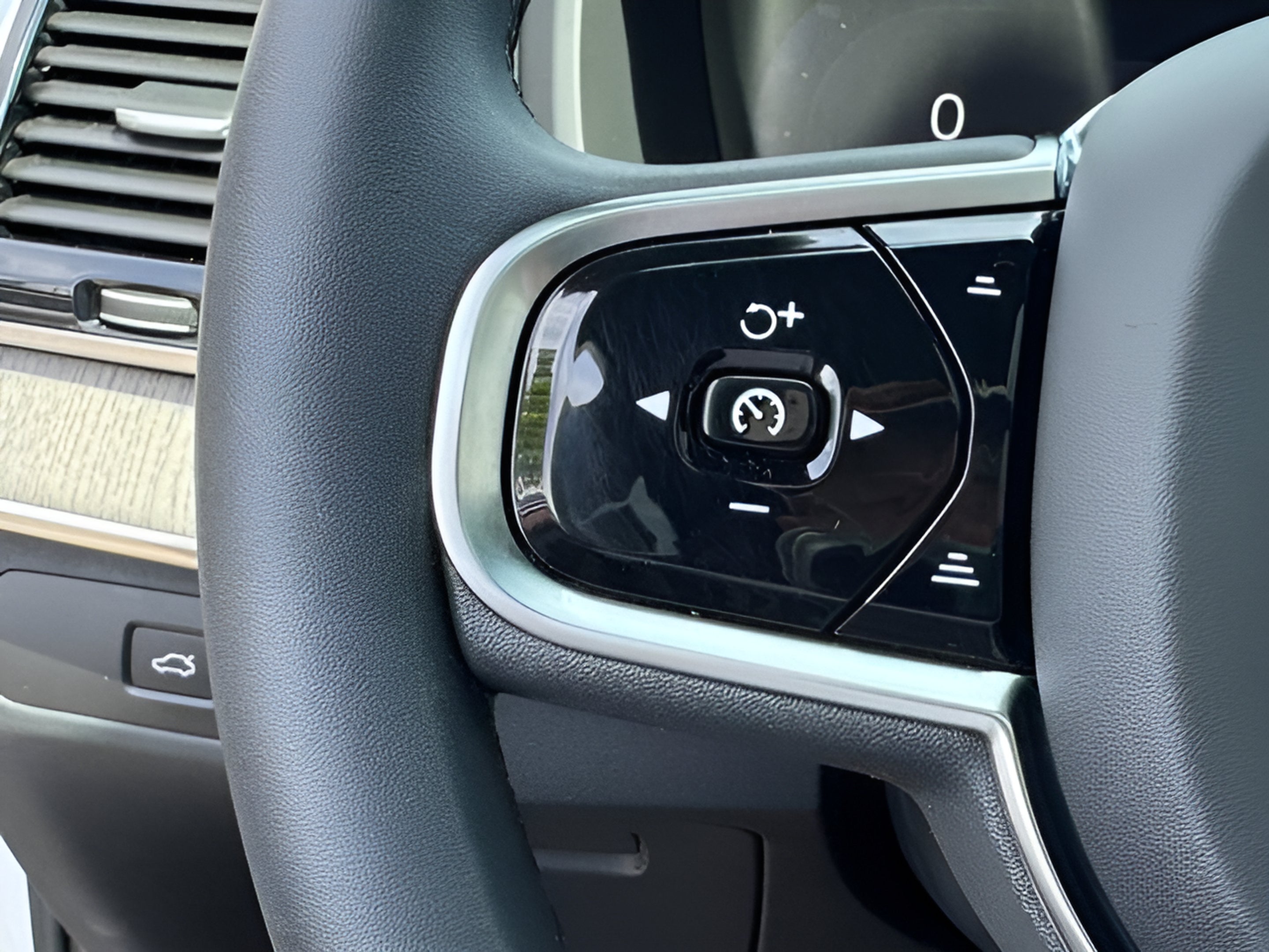 2024 Volvo XC90 Ultimate Bright Theme