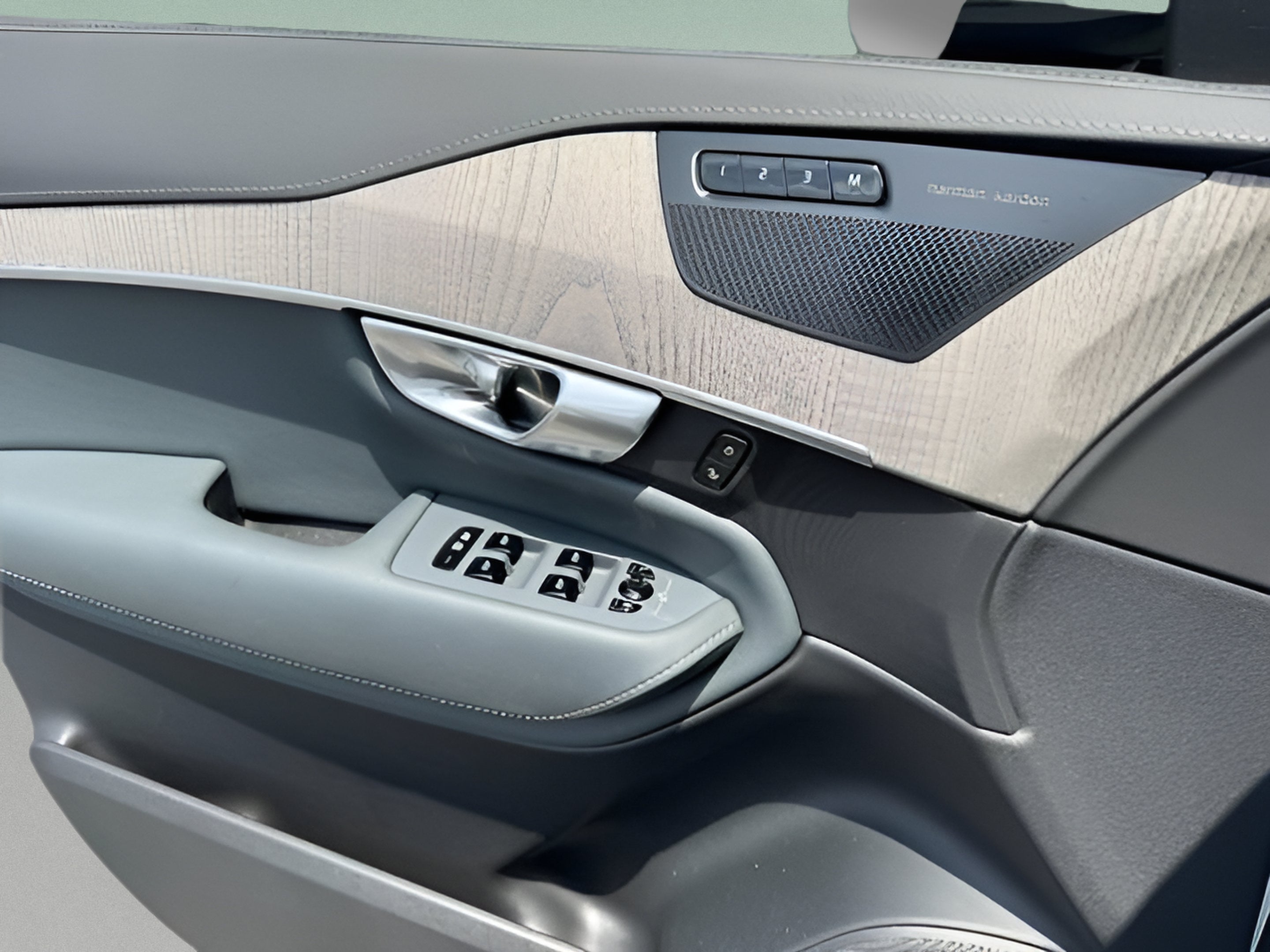2024 Volvo XC90 Ultimate Bright Theme